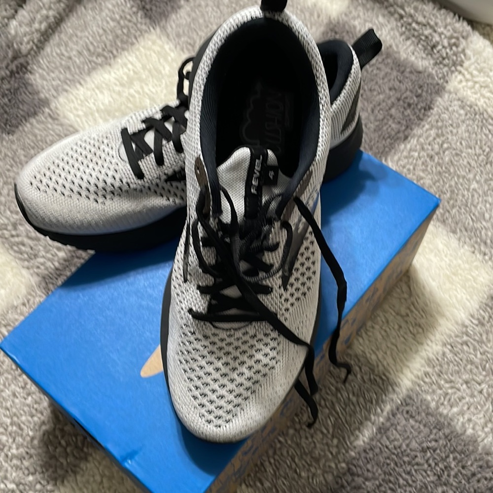 Brooks Revel 4 SZ 9